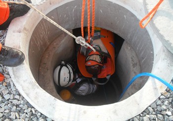 O trabalho em espaço confinado tem hoje uma norma específica e um guia técnico que complementa a NR 33. Contudo, os acidentes nestes locais não diminuíram.